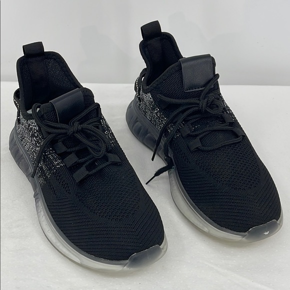 LA Sheelah SIZE 8.5 WOMENS Black Knit Sneakers with White Accents - Picture 1 of 6